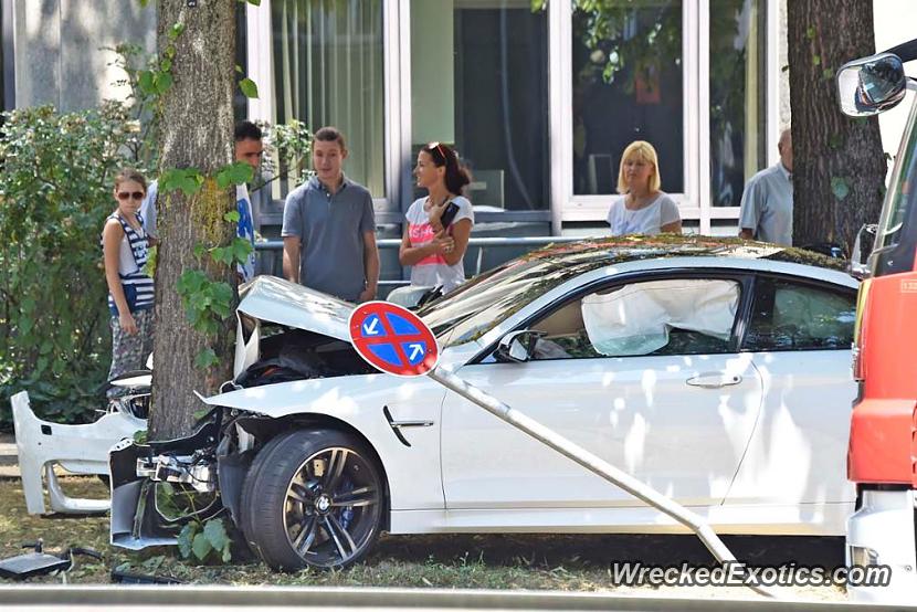 New BMW M4 crashes in Germany