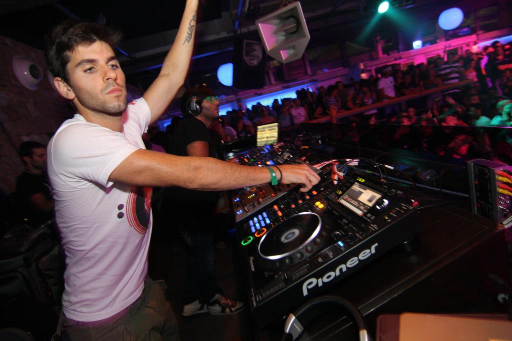 Alguersuari will welcome 2011 as "DJ Squire"