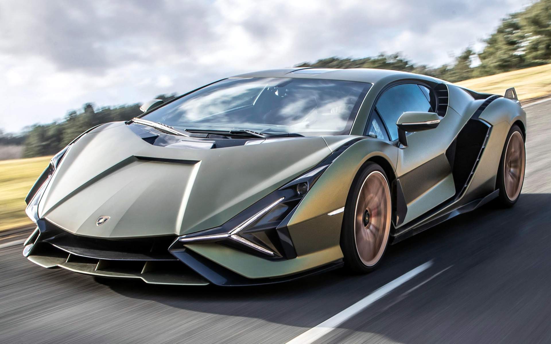 Lamborghini Sian FKP37 Spotted Looking Like A UFO on Wheels