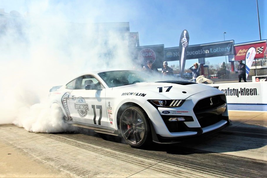 Mustang Shelby GT500 Drag Races Ford GT In Battle Of The GTs