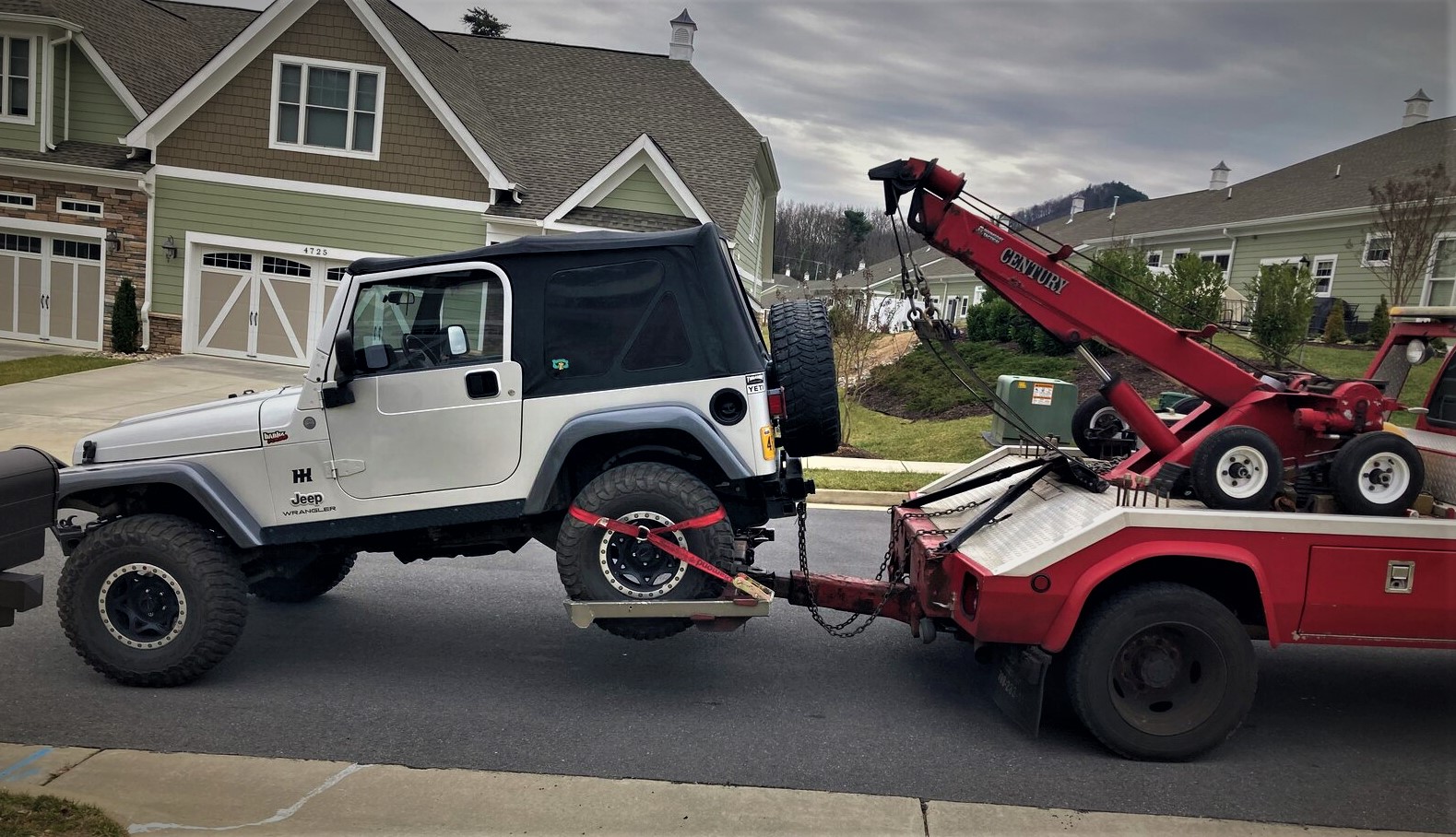 The Jeep Wrangler Driver Failed Spectacularly in Tow Truck Tug of War