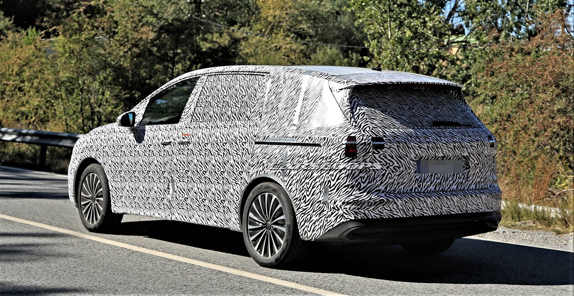 VW Viloran Spy Shots Reveal New MPV for China