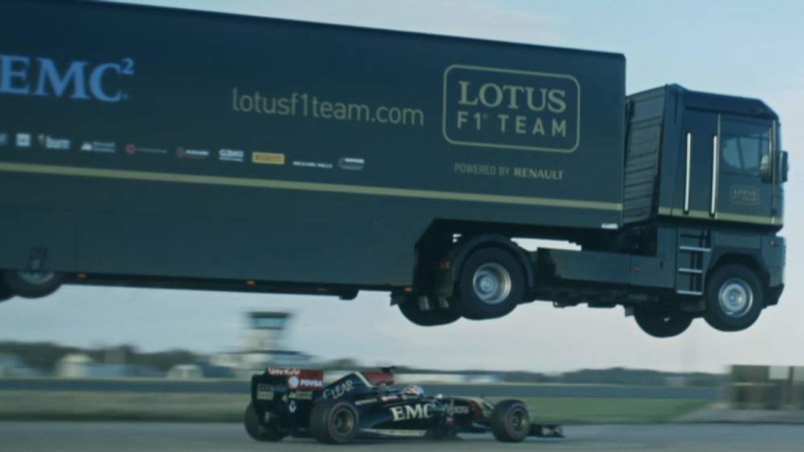 Renault truck leaps over Lotus F1 car, setting Guinness Record