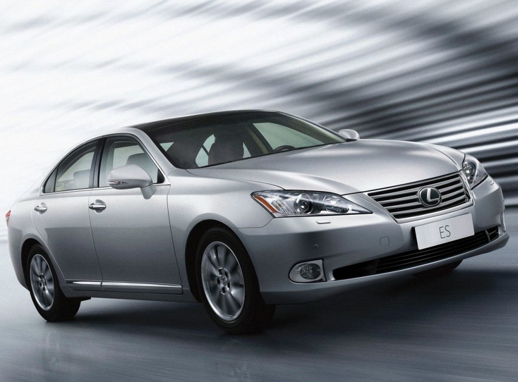 Dealership spotted 2010 Lexus ES 350 facelift