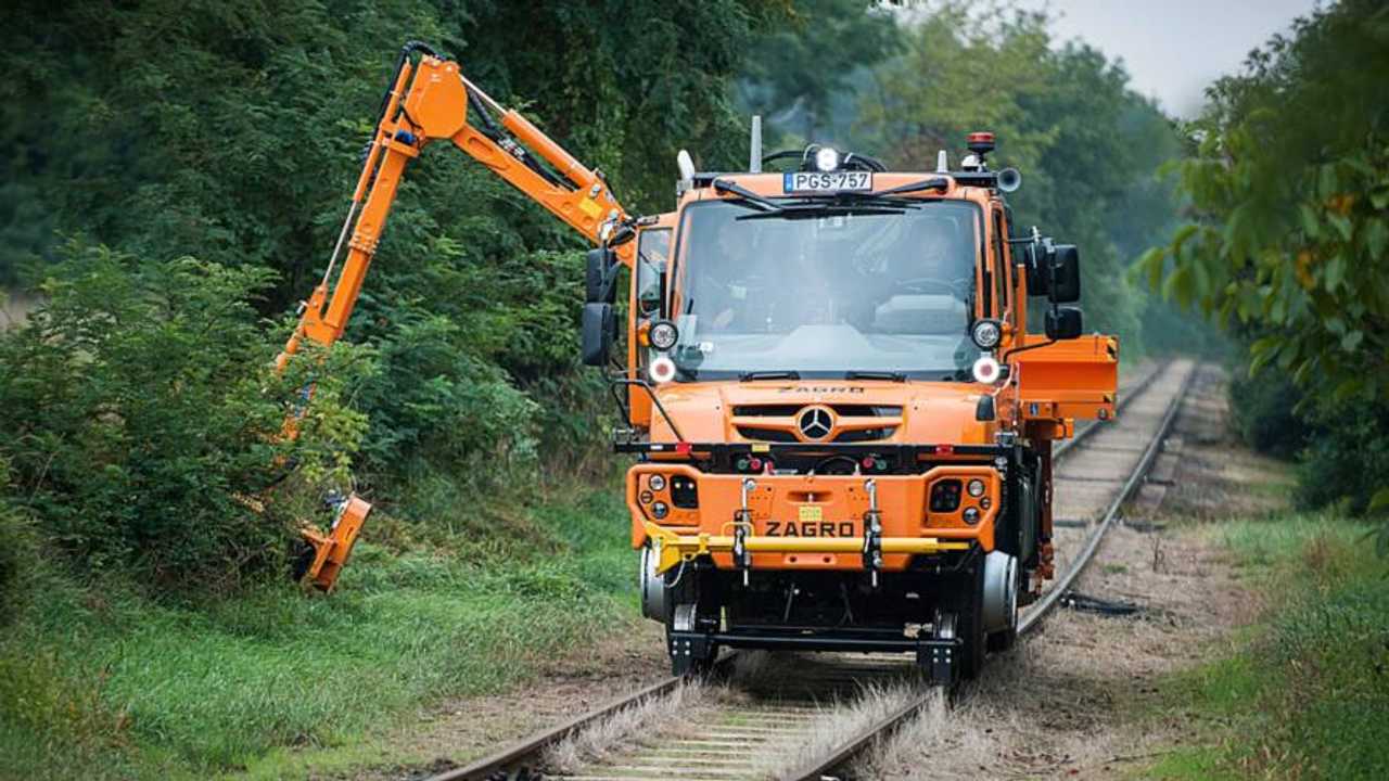 The New Mercedes-Benz Unimog Corners like It's on Rails