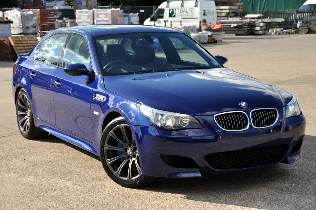 BMW M5 owner crashes his car 10 minutes after he has painted the paint.