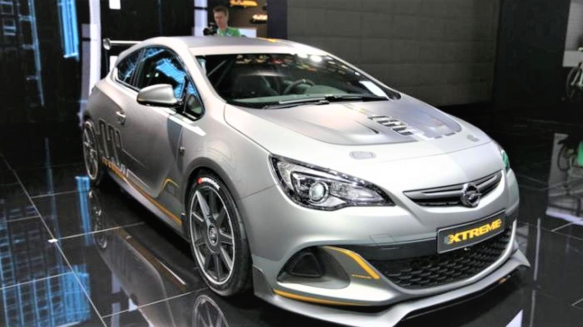 Opel launches Astra OPC EXTREME in Geneva with 300 HP