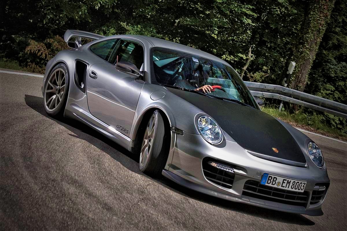 Porsche 911 Carrera vs Porsche 911 GT2 RS - is it worth the price in crease?