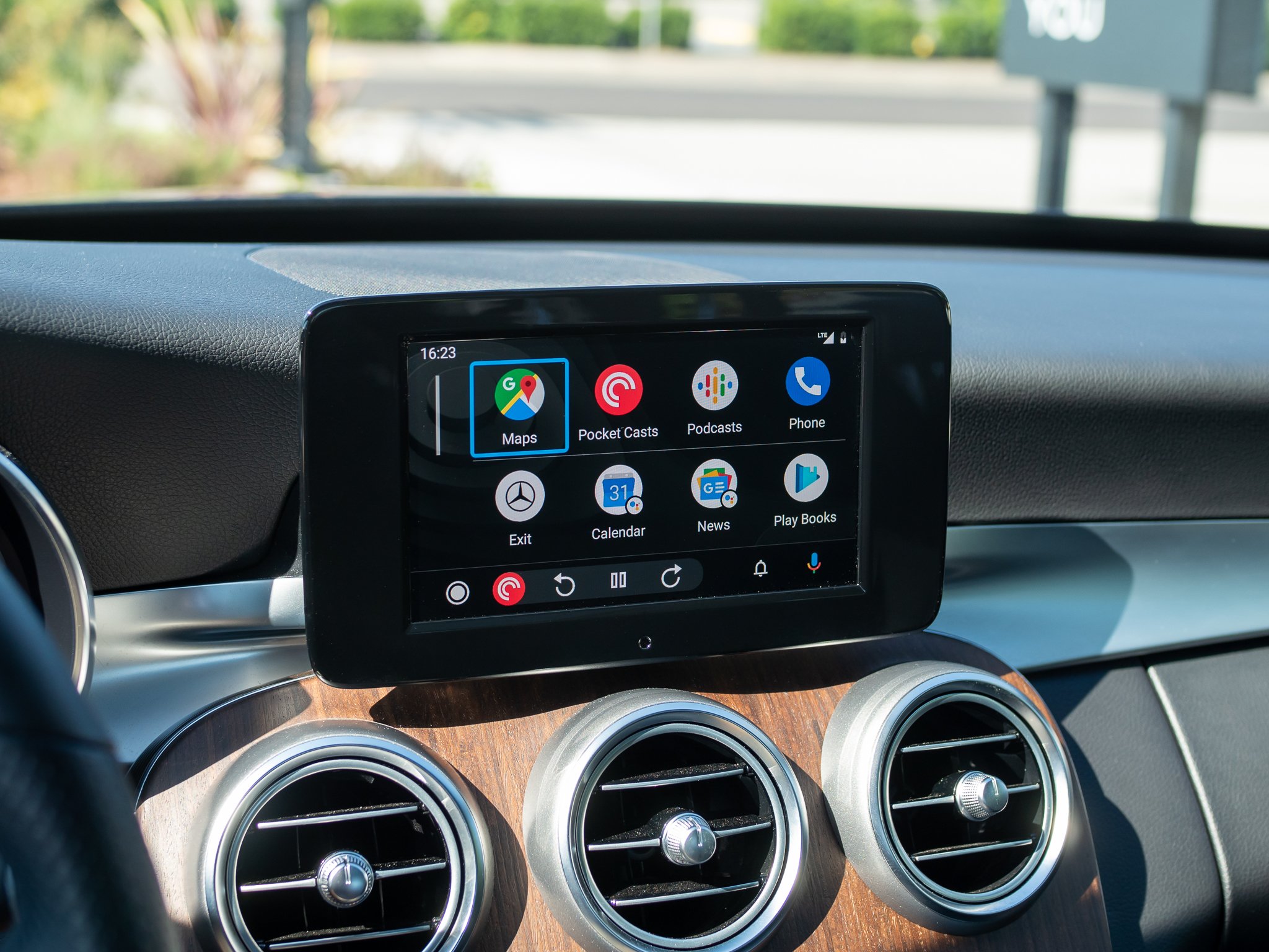 Report: Feds can use cars to access private data on your phone