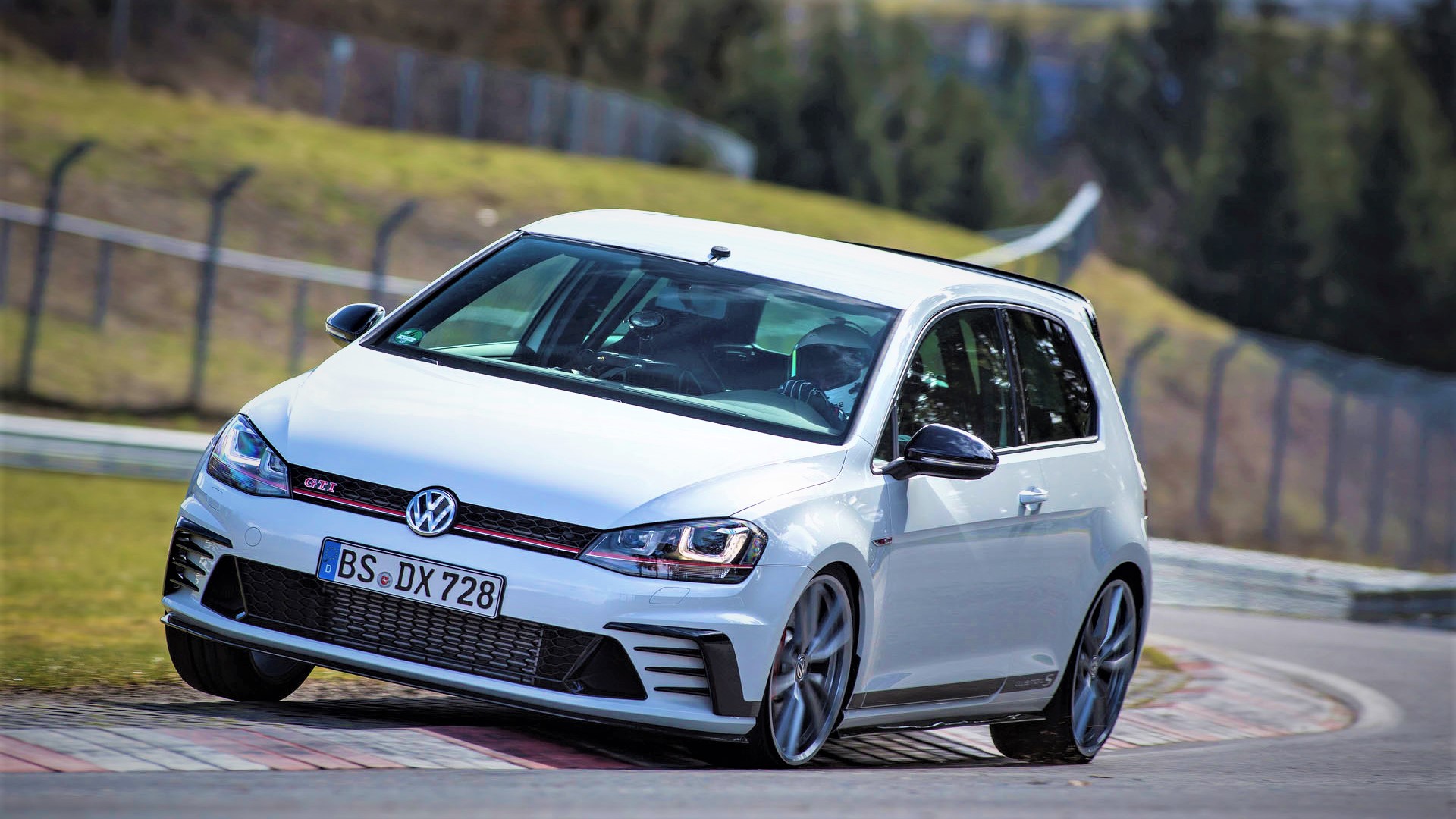 VW Golf GTI Clubsport S wins its Nurburgring record