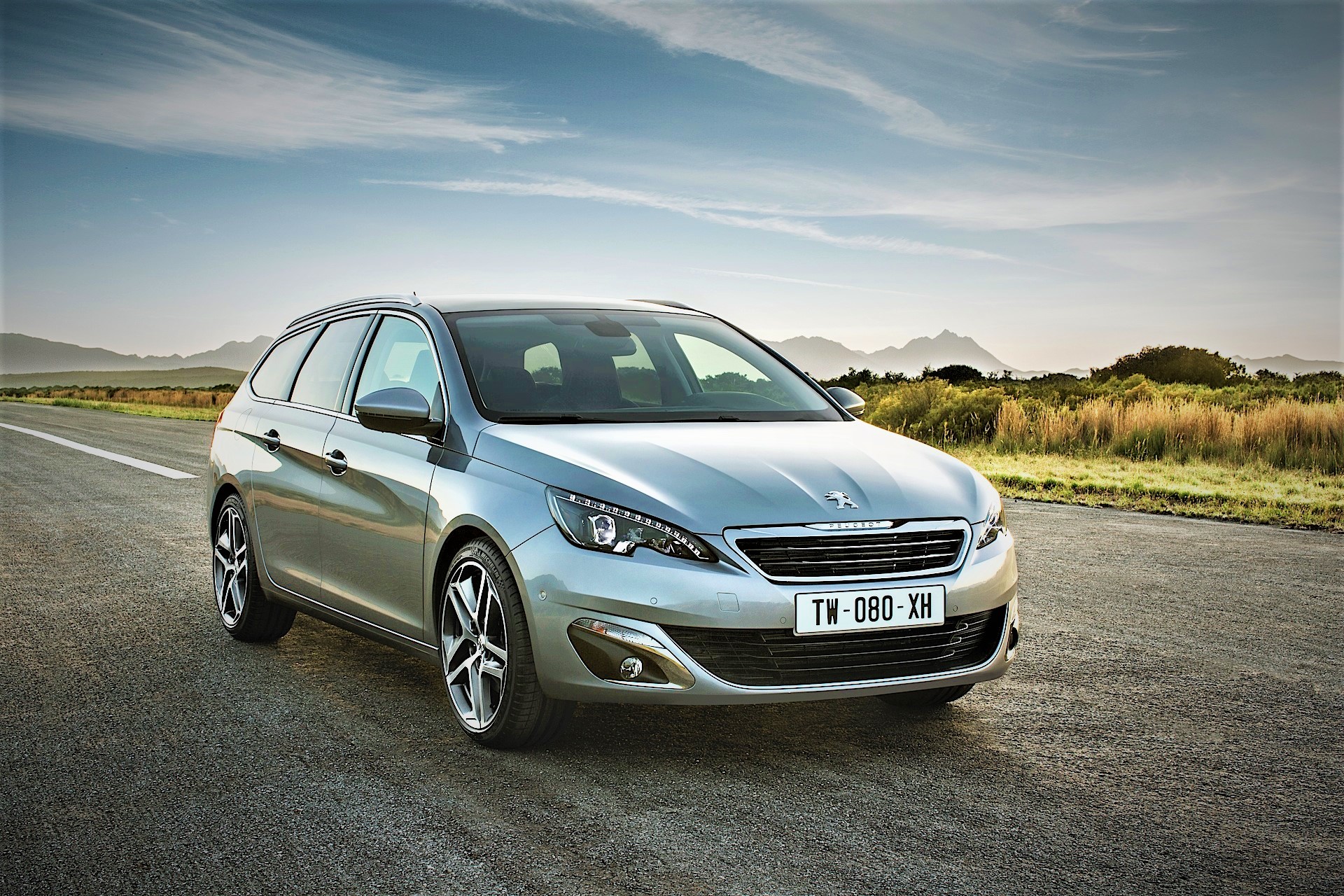 2014 Peugeot 308 SW revealed with a 610-liter cargo volume