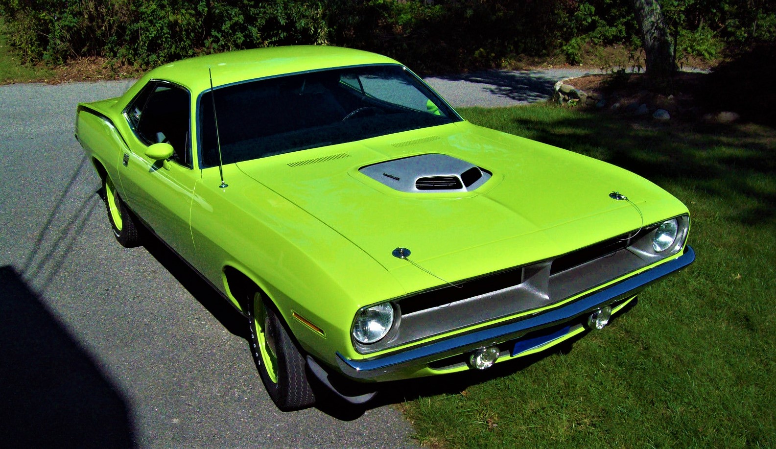 925-HP Plymouth Hemi Cuda Drag Races Suzuki GSX-R1000