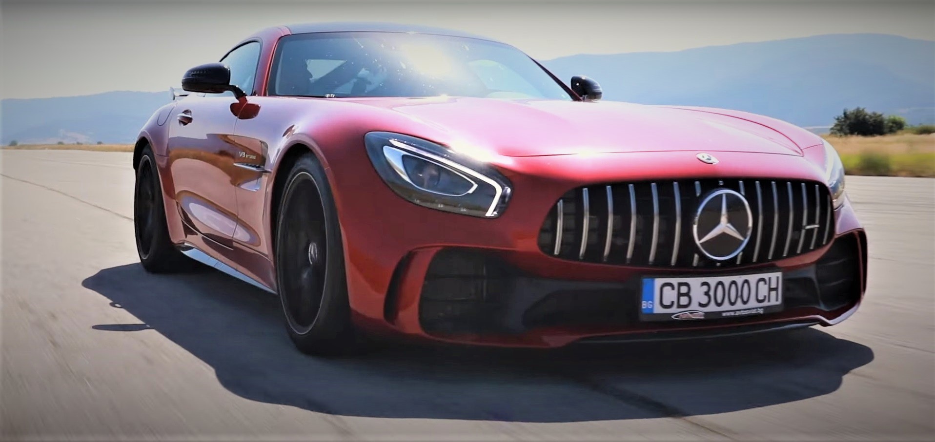 AMG GT R Faces Fearsome Porsche 911 Duo In Three-Way Drag Race