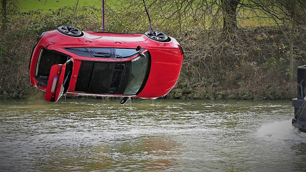 Audi RS6 Avant C8 C8 Goes to Sleep with the Fishes after Driver Error