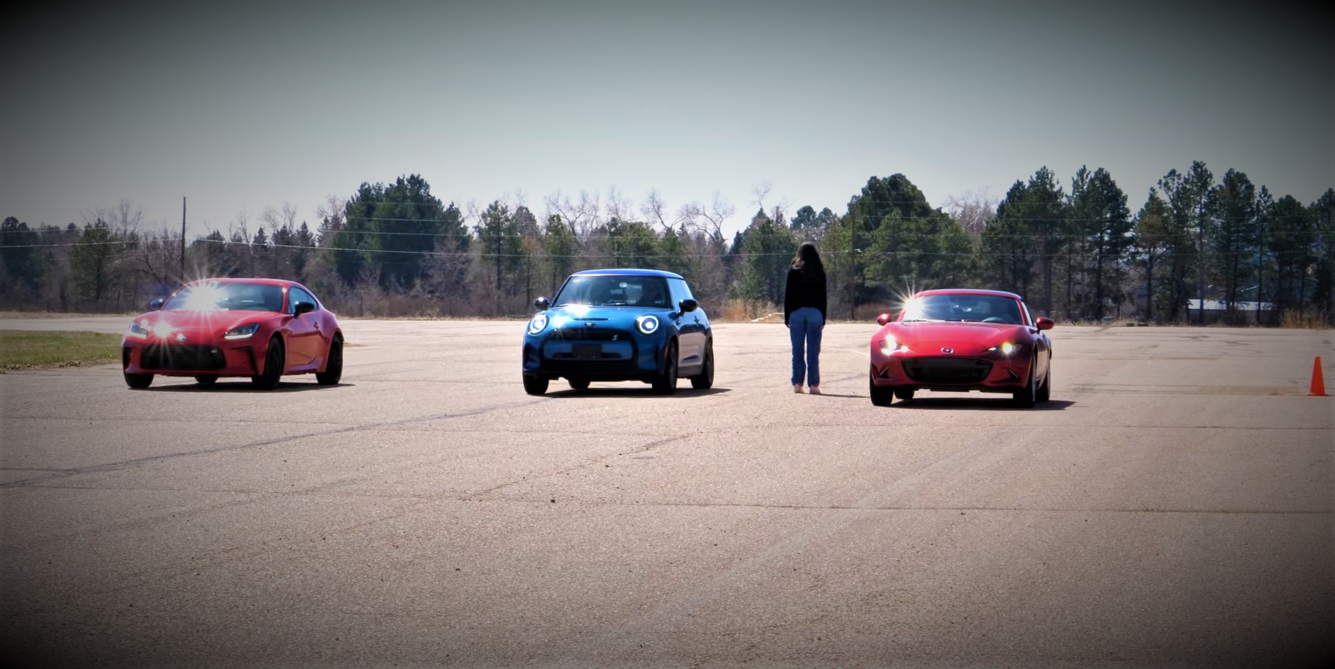 Electric Mini Surprises Against Mazda Miata and Toyota GR86 in Drag Race