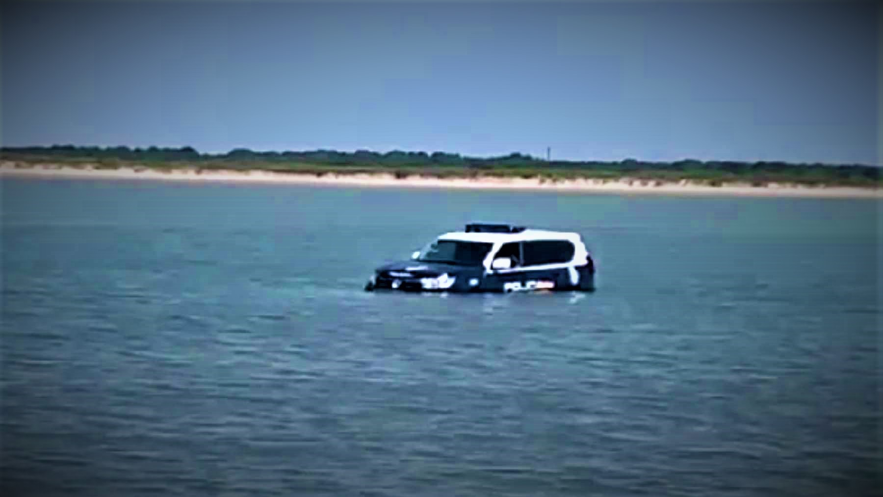 Land Cruiser Police Car Stuck on Beach, Then Gets Swamped by The Tide