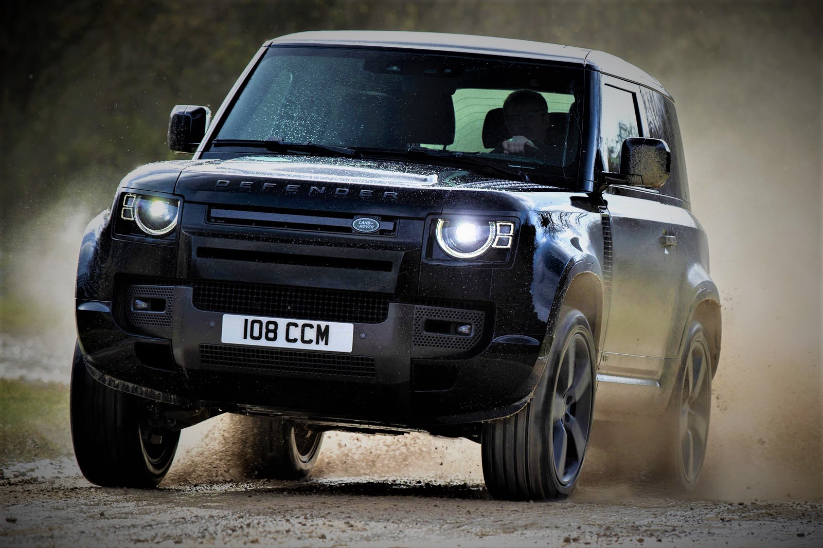 Land Rover Defender SVR to Get a BMW Engine with 500 Horsepower