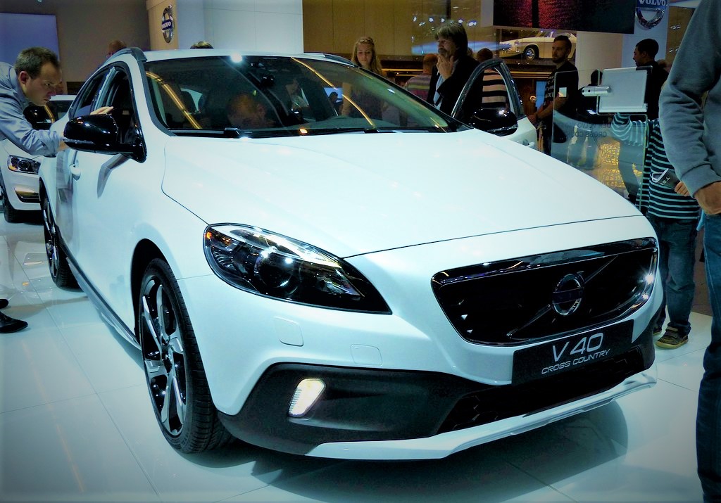 OFFICIAL: Volvo V40 Cross Country is revealed ahead of Paris debut [videos]