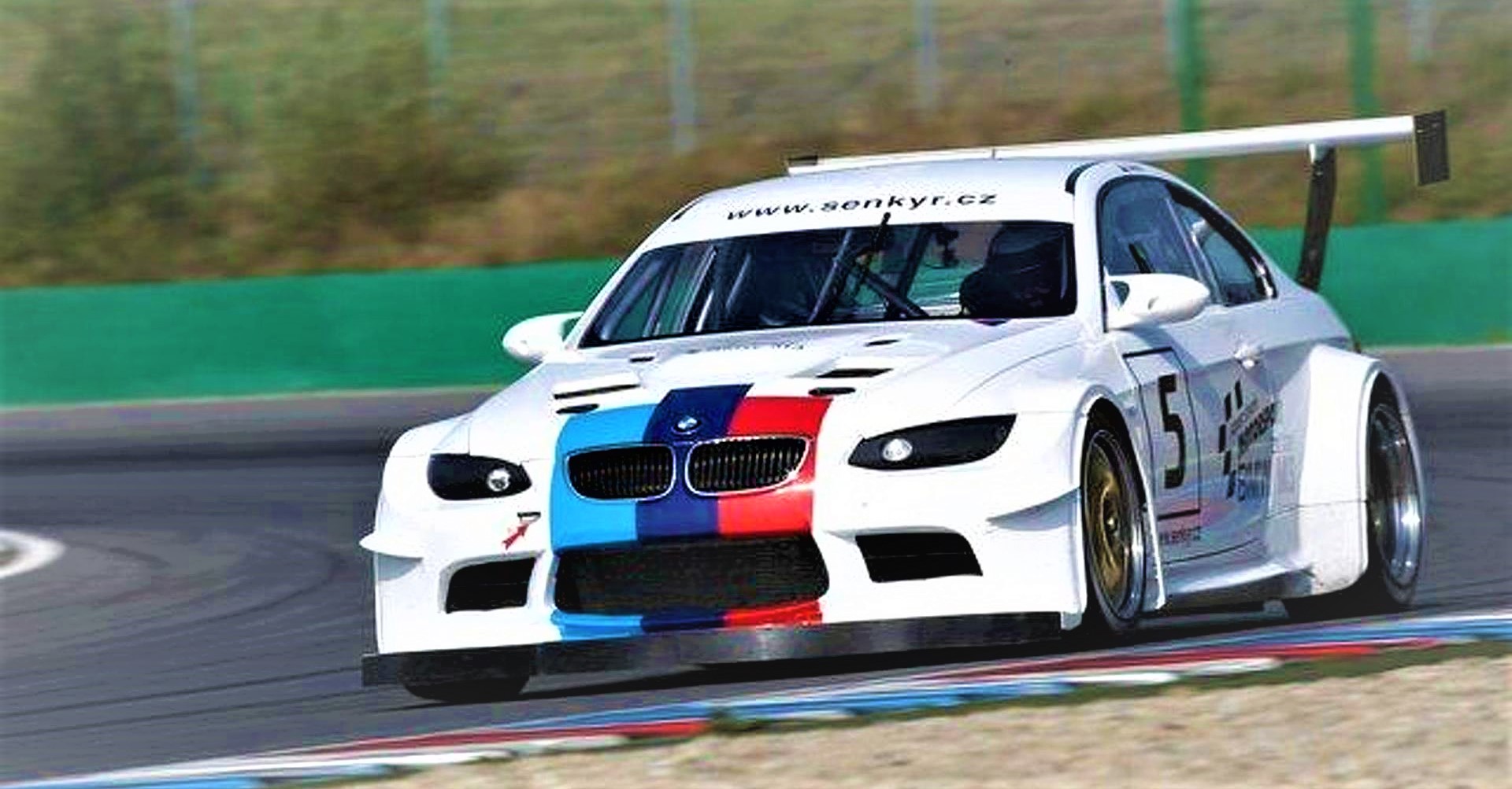 Senkyr Motorsport - BMW 1-Series GTR racer