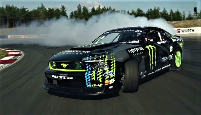 Vaughn Gittin Jr. demonstrates his Ford Mustang RTR (845 bhp)