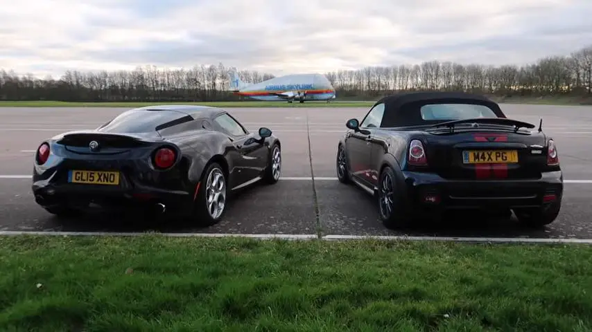 Alfa Romeo 4C Takes on Mini JCW Roadster in Rare Drag Race