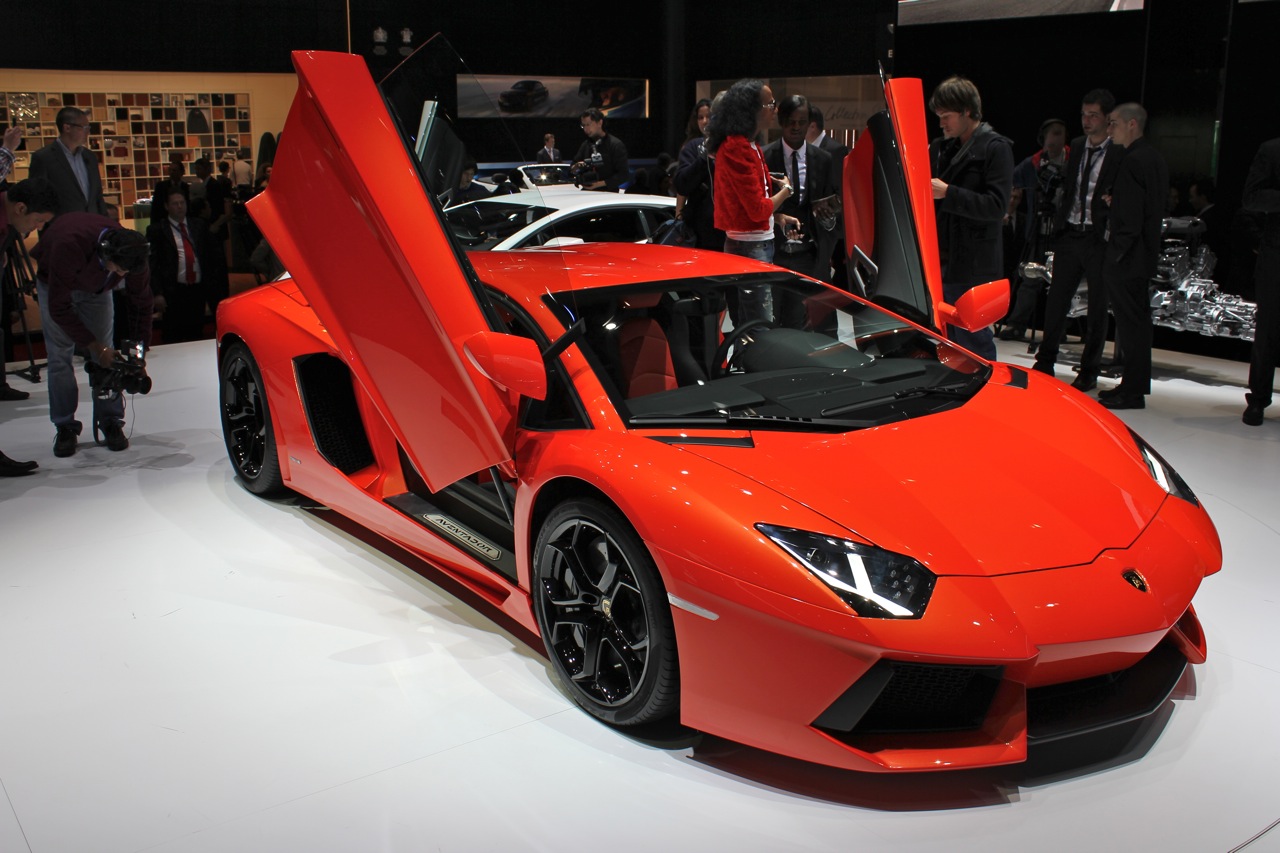 Lamborghini Aventador LP700-4 hits 230mph