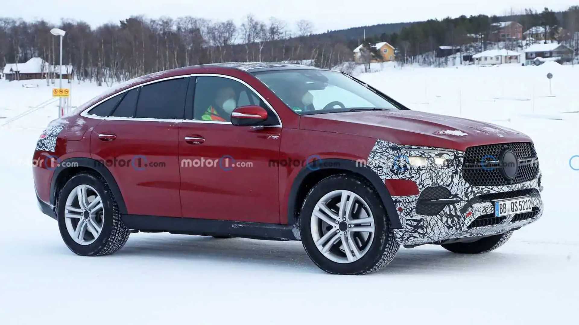 2023 Mercedes-Benz GLE Coupe Spied Looking Warm On A Very Cold Street