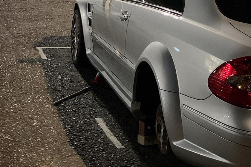 Mercedes CLK Black Series Left on Bricks after Thieves Steal Wheels