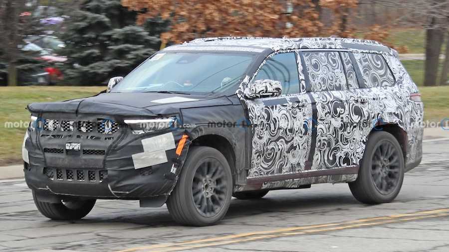 2022 Jeep Grand Cherokee Three Row Spied with Less Camouflage