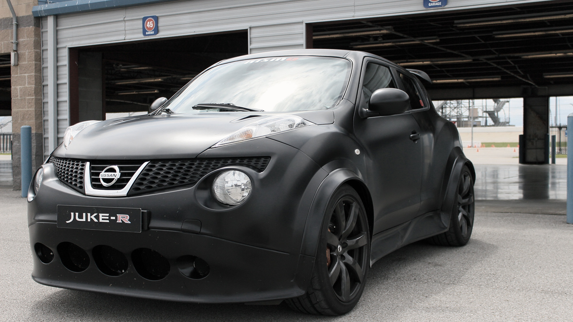 Delivered the First Nissan Juke-R [videos]