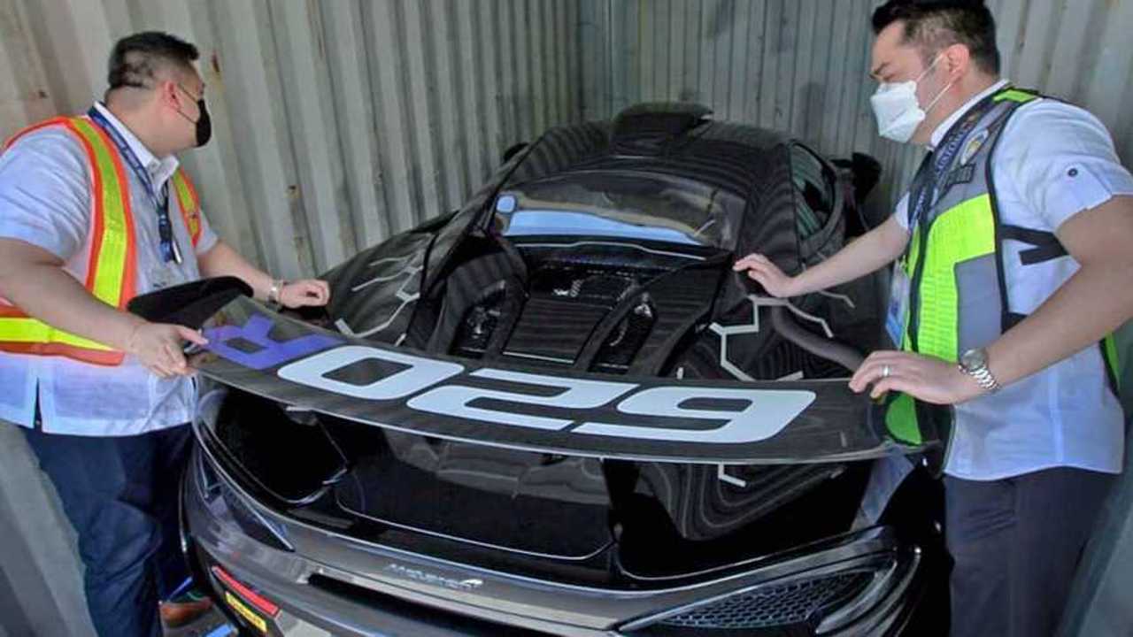 Someone Smuggles a Rare McLaren620R into Manila, Calling It A Cayman