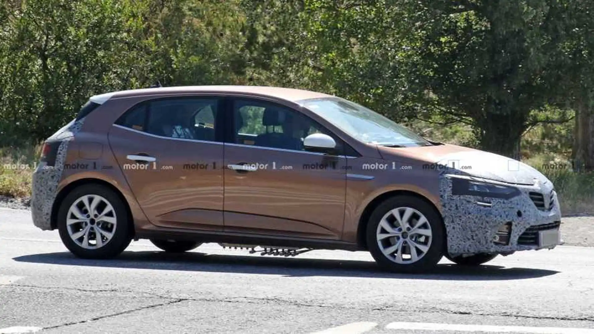 Renault Megane Facelift Revealed, But Still Not Ready To Drop Camo