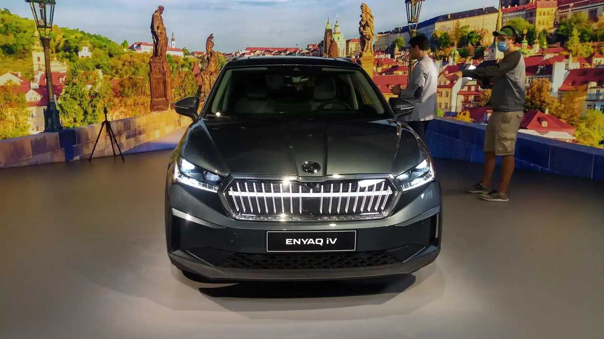 Skoda Enyaq IV Revealed with Illuminated Grille and Potent RS Version