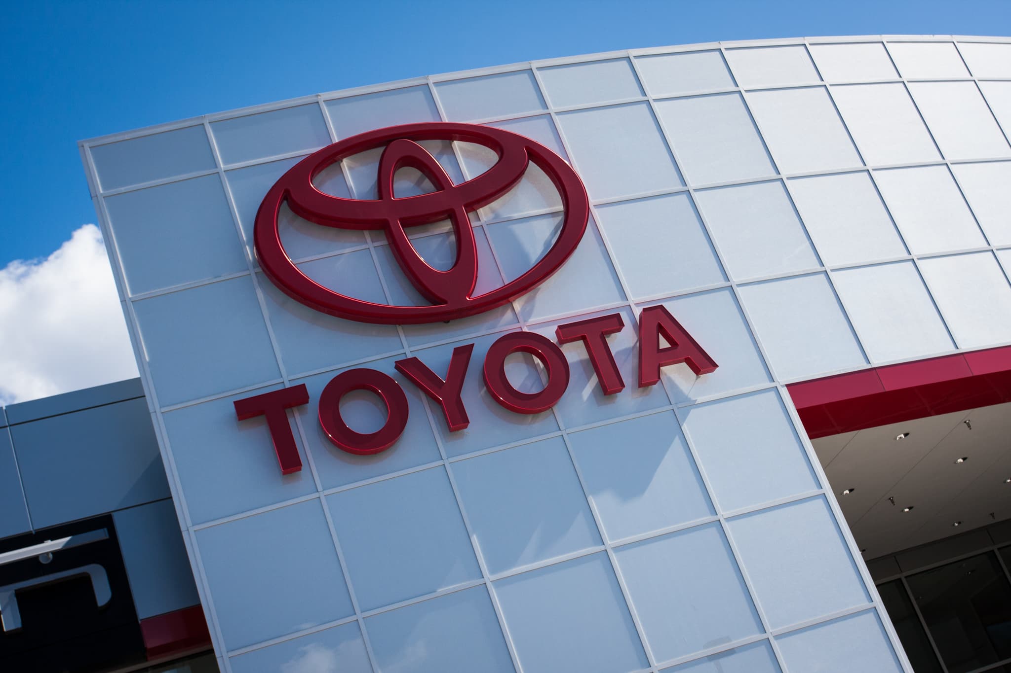 Toyota distributor recalls 7,750 vehicles because of a short circuit in the seat heater