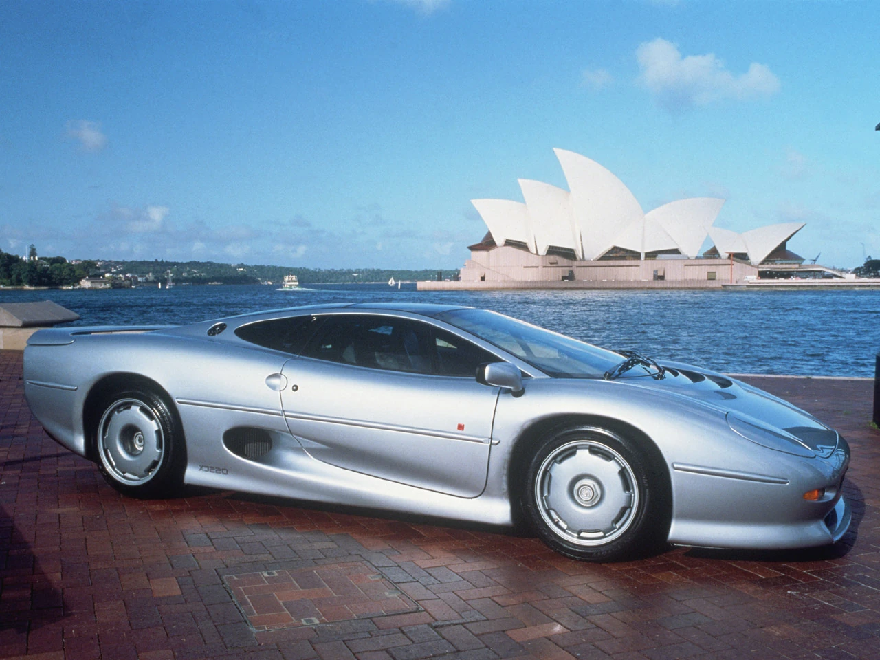 Jaguar XJ220 Shoots For 200 MPH In Top Gear Preview