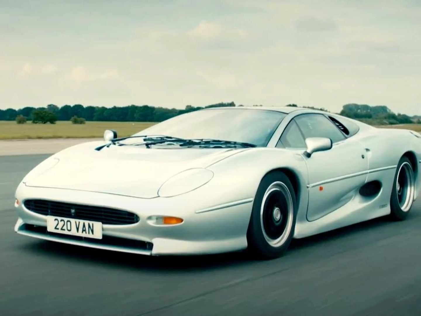 Jaguar XJ220 Shoots For 200 MPH In Top Gear Preview