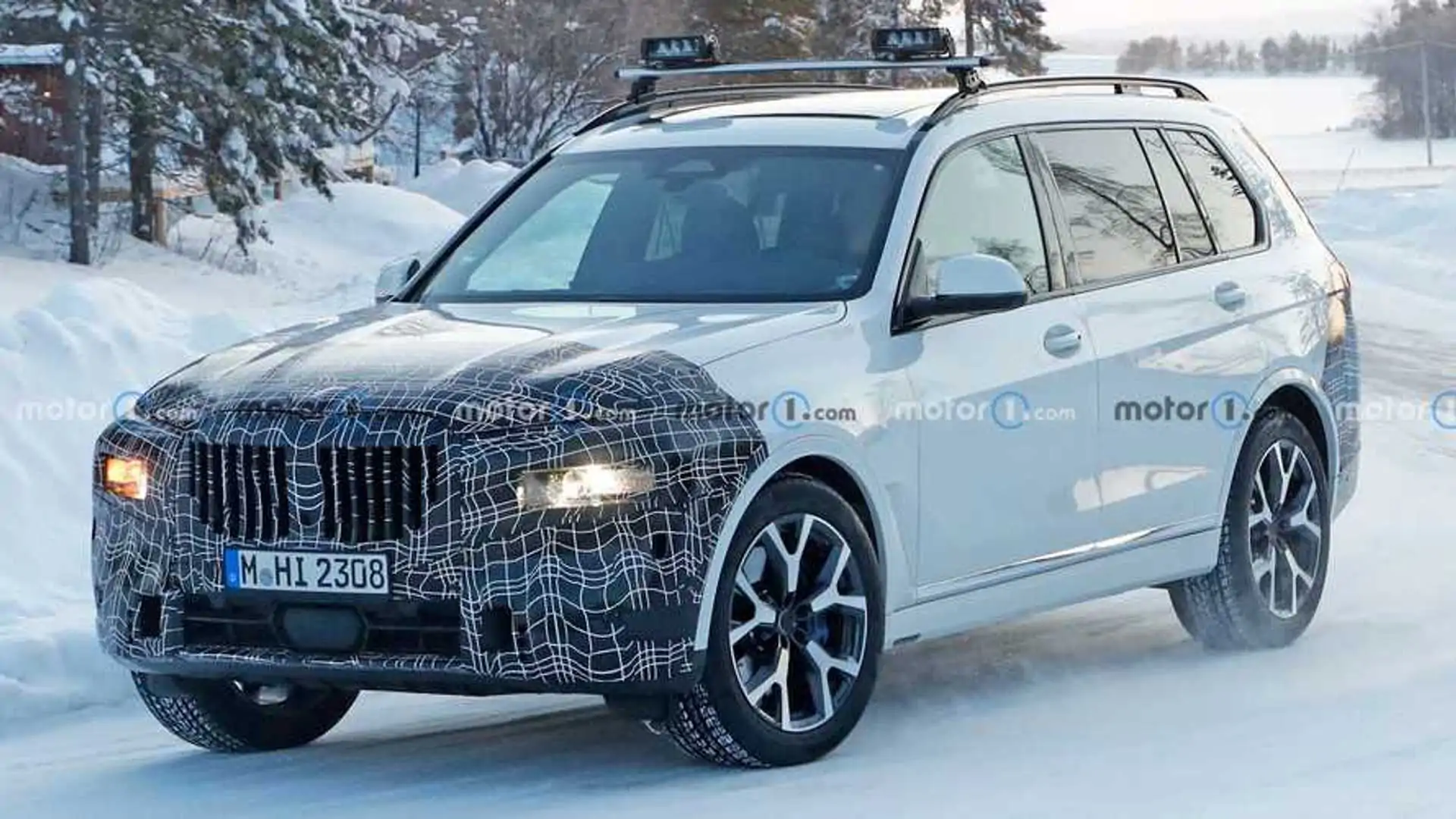 New spy photos show a redesigned BMW X7 playing in the snow