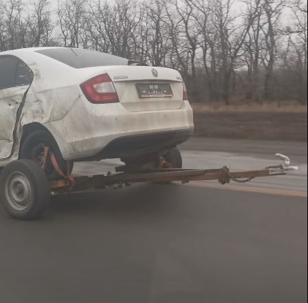 Crazy Skoda Tows Itself with Trailer Substituted for Rear Wheels