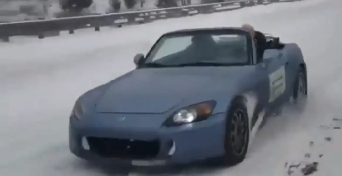 Honda S2000 owner drives his Honda S2000 roofless in snow for a good cause