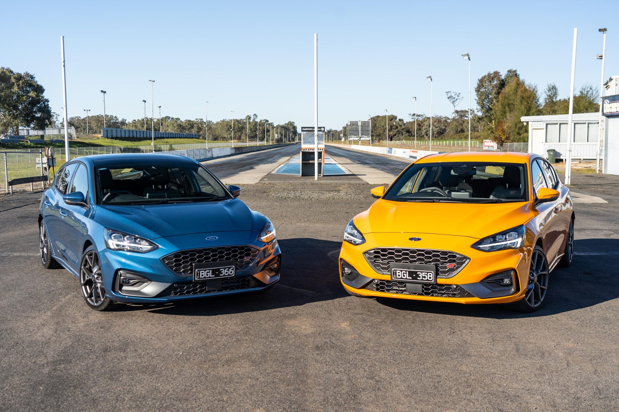 Ford Focus ST Drag Races Focus ST in Manual Vs. Auto Gearbox