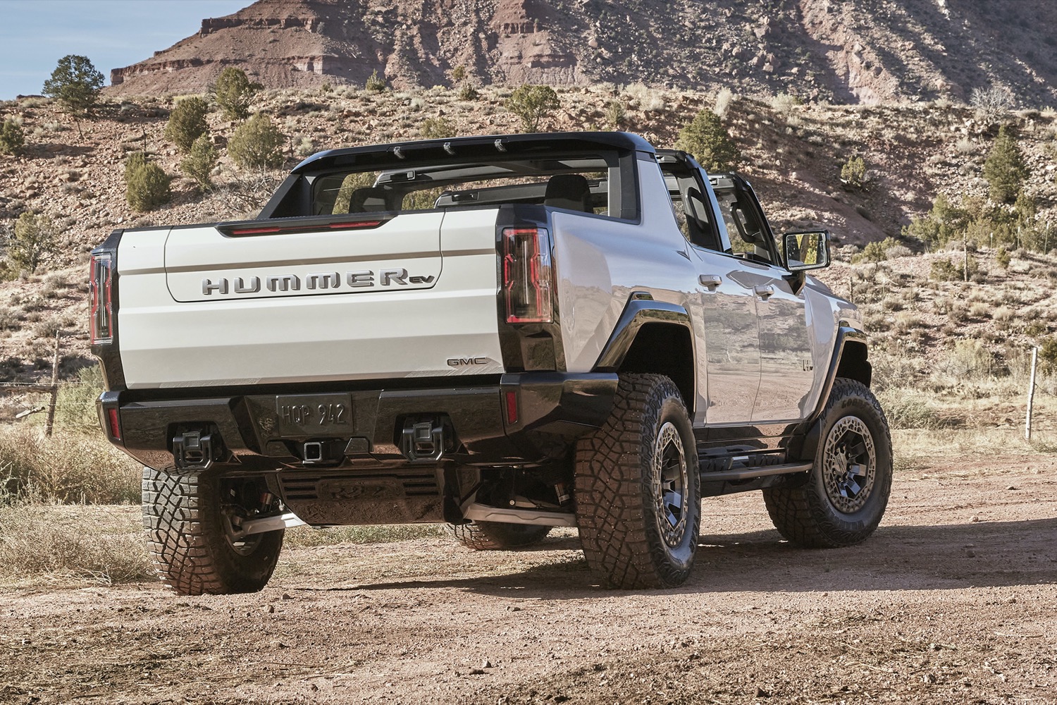 GMC Hummer gets plenty of customization with nearly 200 accessories