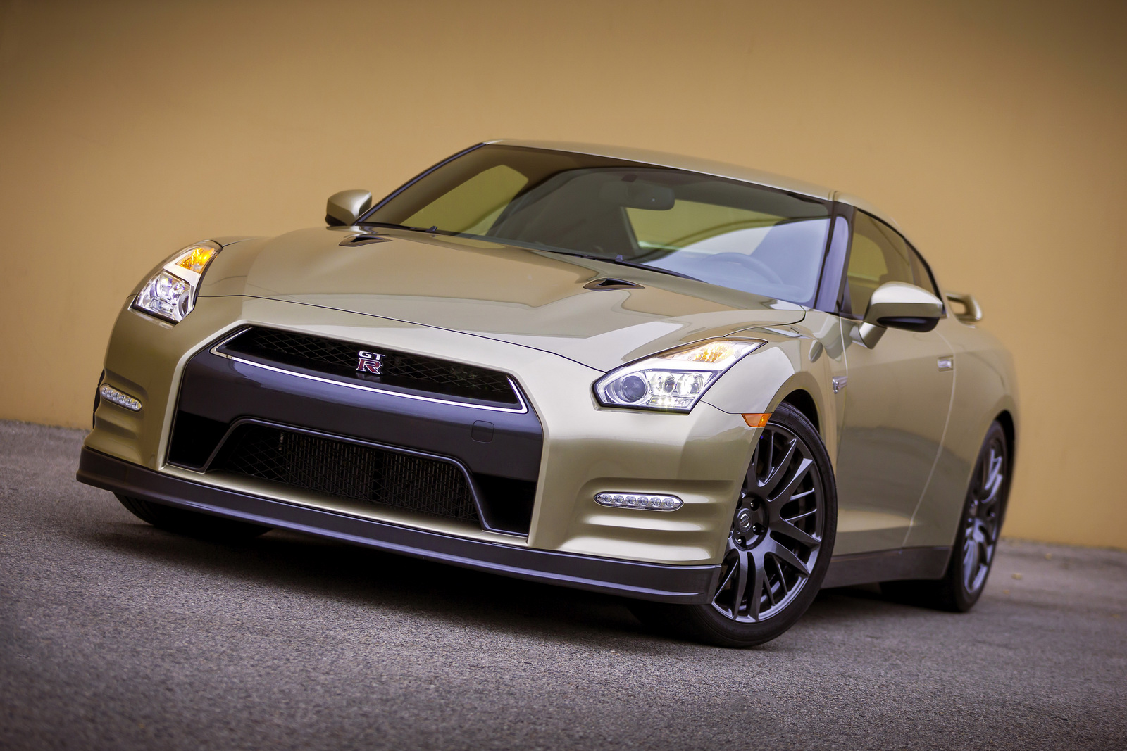 New 45th Anniversary Edition Gold Edition for 2016 Nissan GT-R revealed