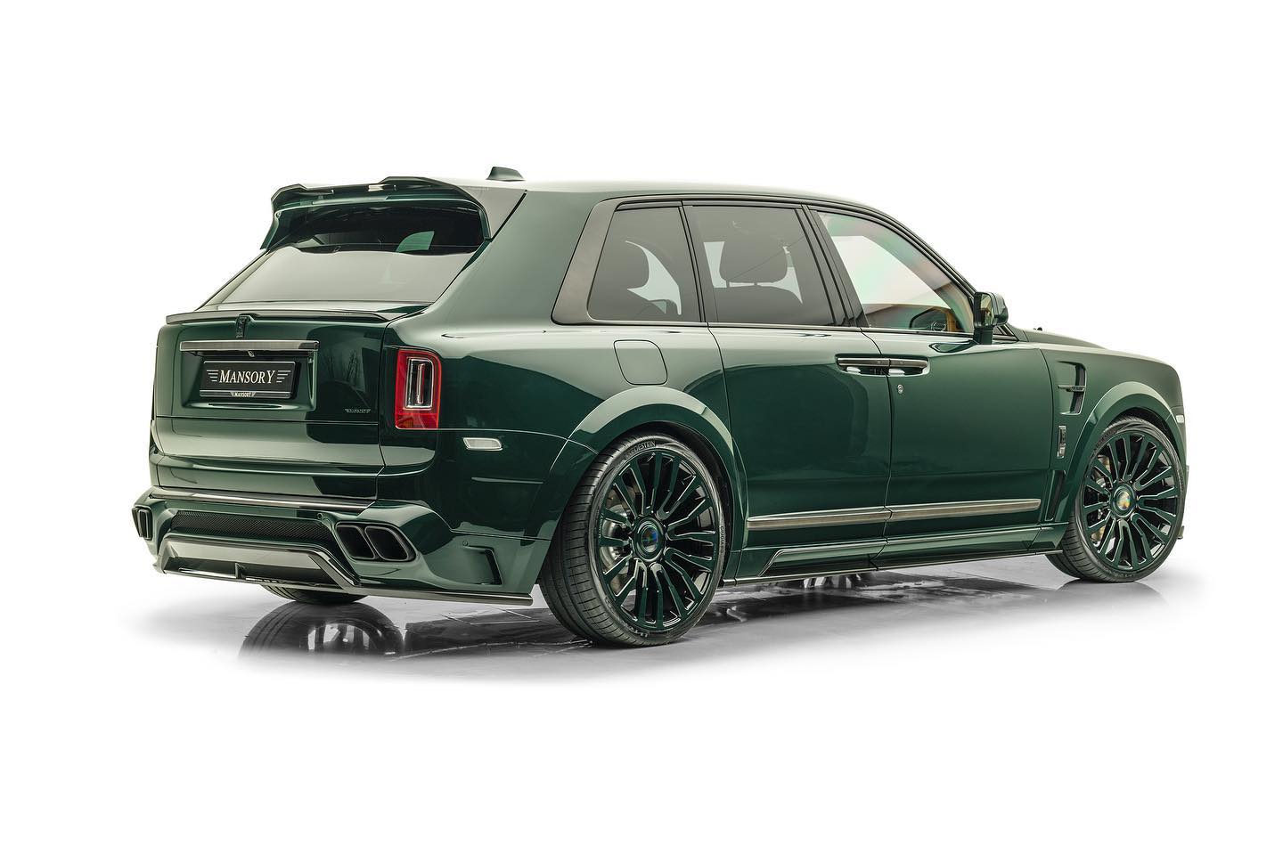 Rolls-Royce Cullinan by Mansory Dresses in Green, Gets Light-Up Grille