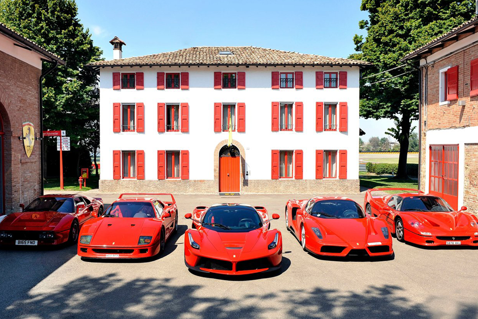 Five generations of Ferrari supercars are on the track [videos]