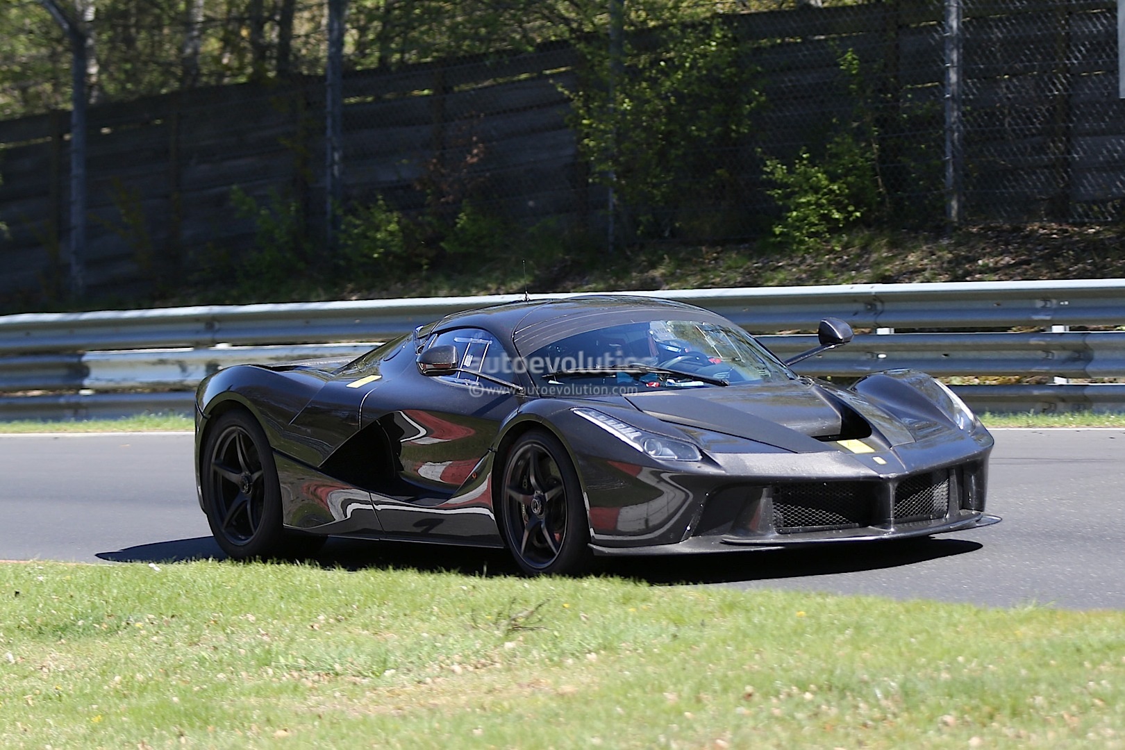 LaFerrariXX mule was spotted on the Nurburgring. 6:35 lap time rumored