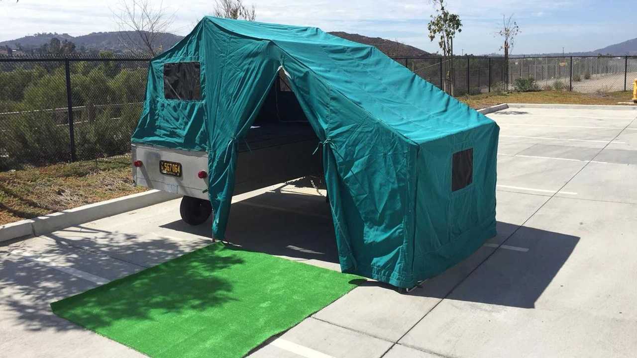 This single-wheel camping trailer from 1955 is absolutely adorable