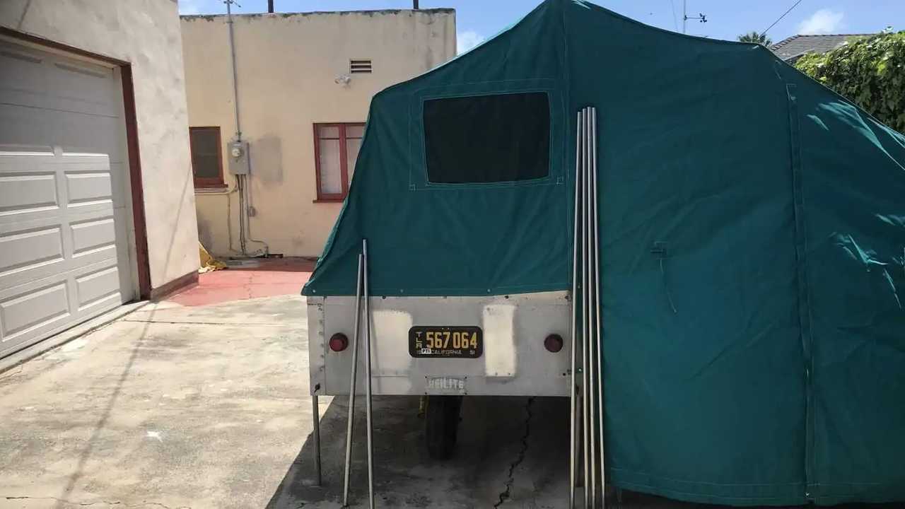 This single-wheel camping trailer from 1955 is absolutely adorable