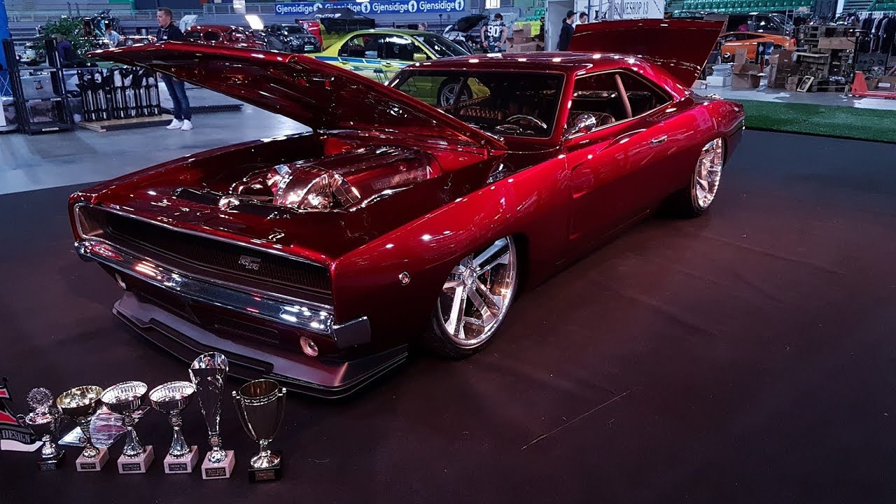 Jay Leno takes a close look at the Dodge Charger RTRV10