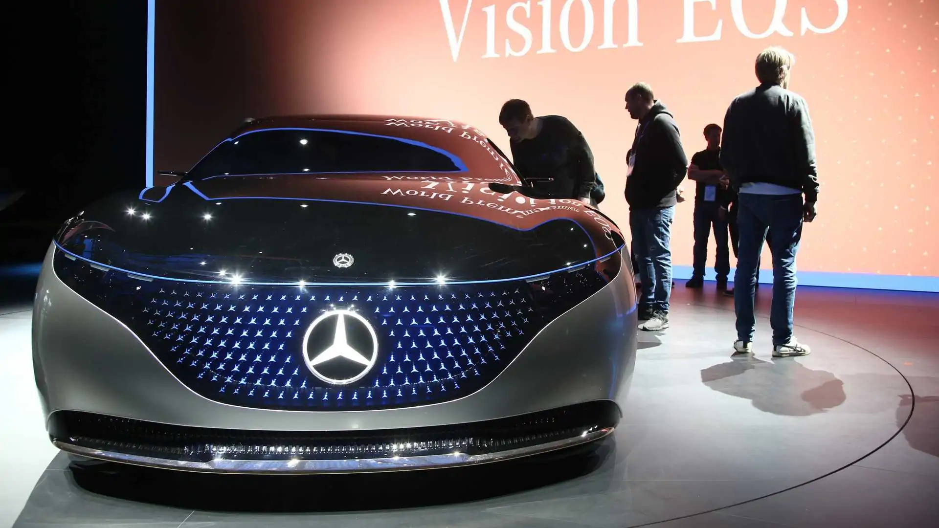 Frankfurt: Mercedes-Benz Vision EqS Lights Up the Night