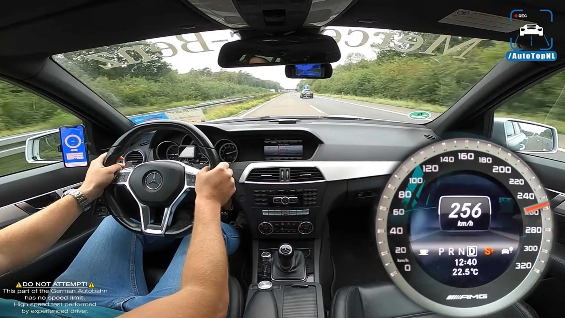 Autobahn filled with V8 music in top speed run by an older AMG C63 Wagon